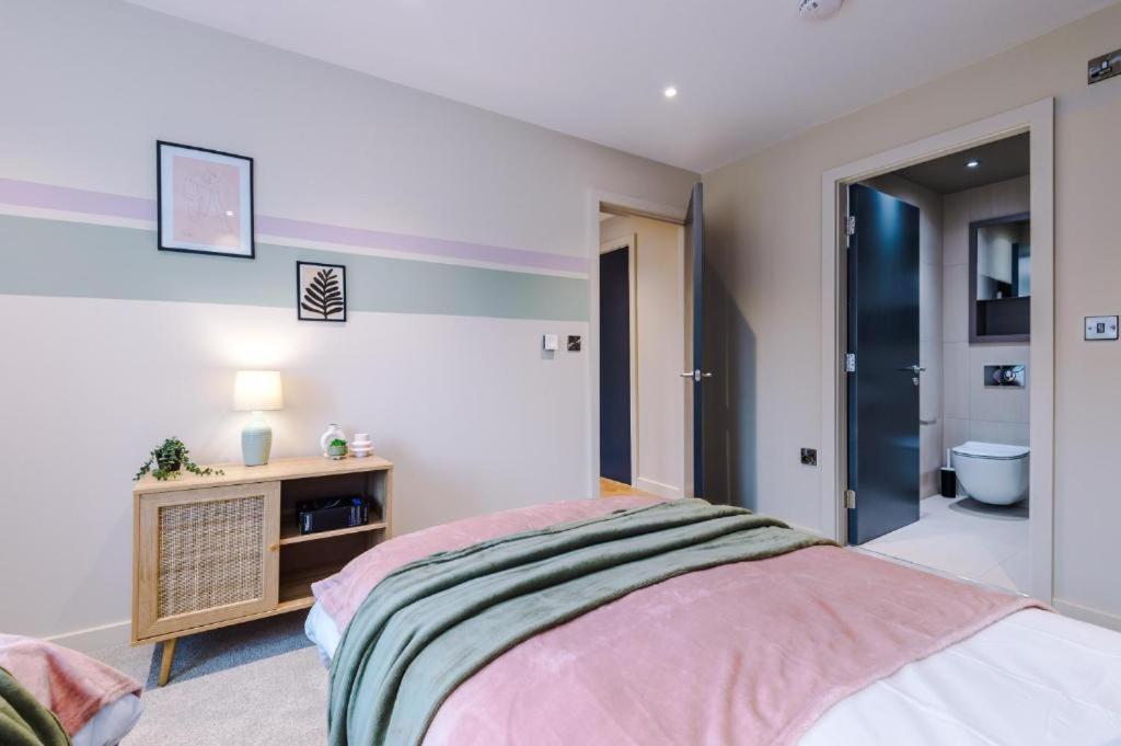 Exquisite Abode Sleeps 6! Apartment York