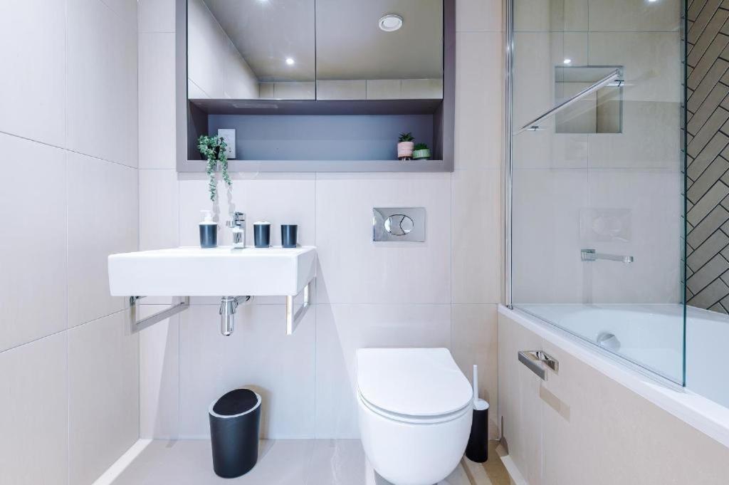Exquisite Abode Sleeps 6! Apartment York